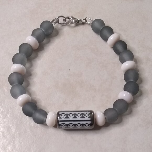 🍂🍁🍃 3/$25!!! Gray + Off-White Beaded Winter Bracelet! Sturdy Everyday Wear! - Picture 1 of 8